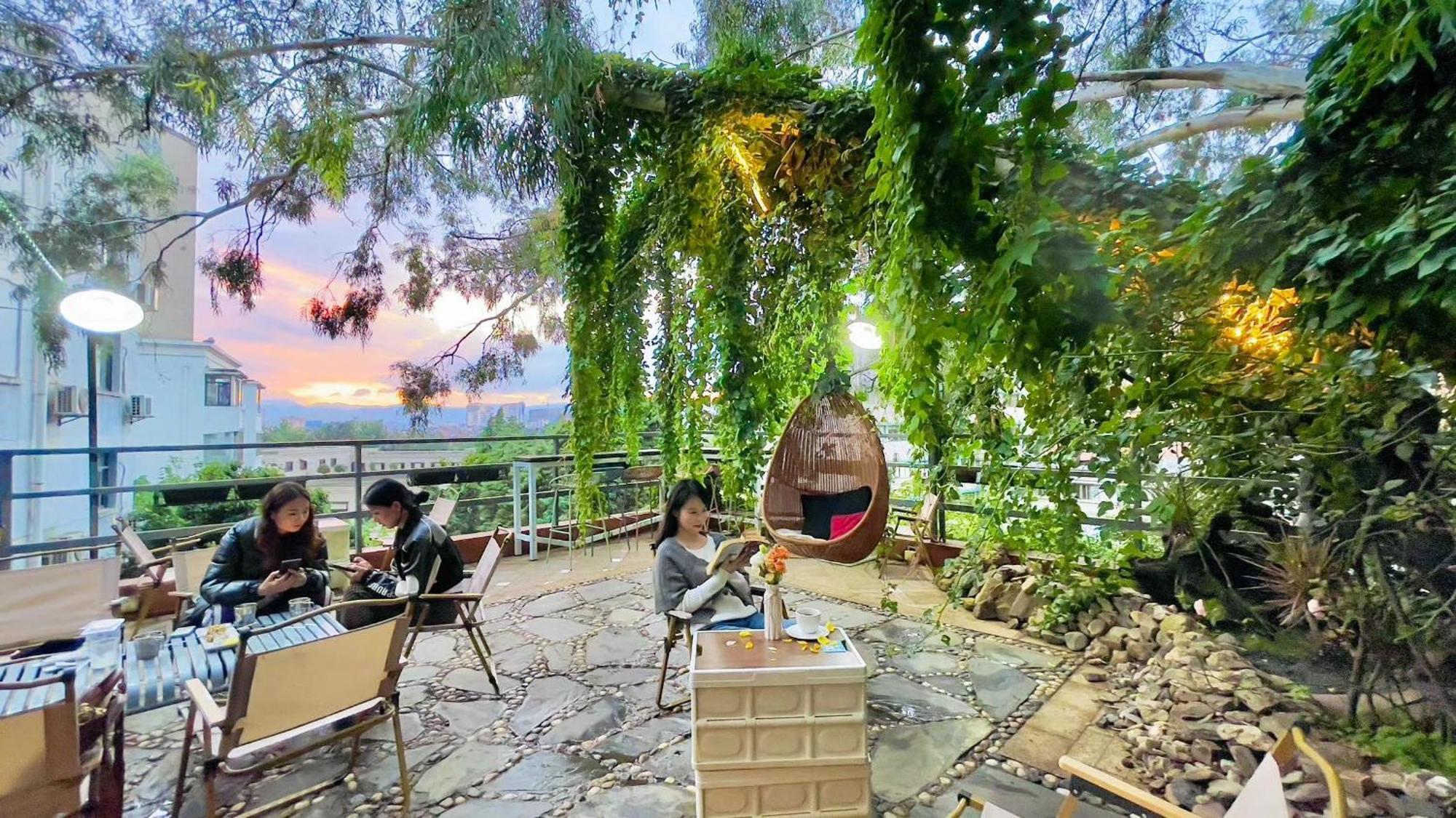 Kunming Upland International Youth Hostel Near The City Center , 2 Mins Walk To The Green Lake,3 Mins Walk To The Subway, Close To Yuan Tong Temple, Old Street, Yunnan University, English-Speaking Service Convenient Payment And Visa Cards Are Accepte Eksteriør billede