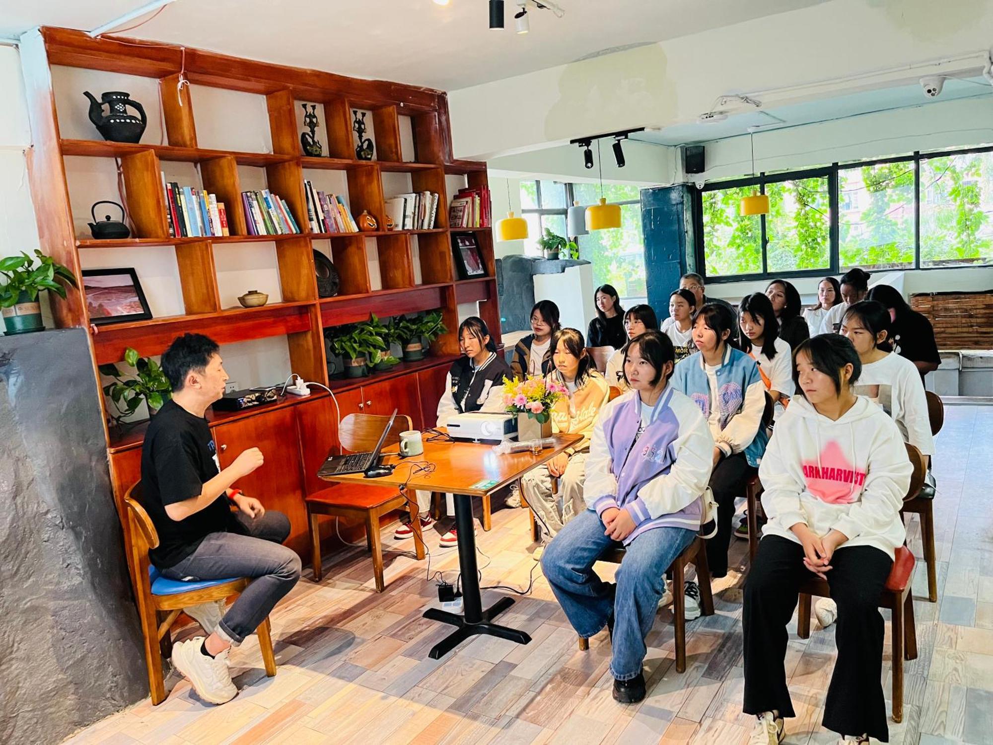 Kunming Upland International Youth Hostel Near The City Center , 2 Mins Walk To The Green Lake,3 Mins Walk To The Subway, Close To Yuan Tong Temple, Old Street, Yunnan University, English-Speaking Service Convenient Payment And Visa Cards Are Accepte Eksteriør billede