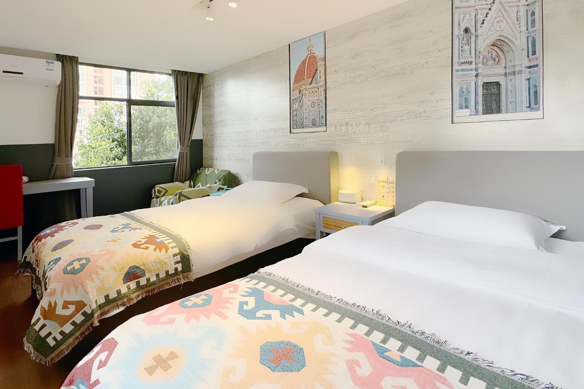 Kunming Upland International Youth Hostel Near The City Center , 2 Mins Walk To The Green Lake,3 Mins Walk To The Subway, Close To Yuan Tong Temple, Old Street, Yunnan University, English-Speaking Service Convenient Payment And Visa Cards Are Accepte Eksteriør billede