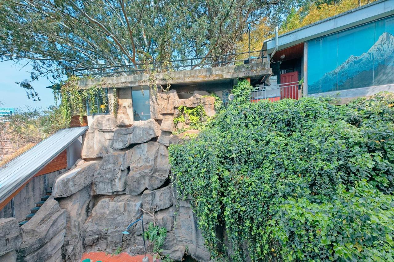 Kunming Upland International Youth Hostel Near The City Center ,2 Mins Walk To The Subway, 2 Mins Walk To The Green Lake, Close To Yuan Tong Temple, Old Street, Yunnan University, Convenient Payment And Visa Cards Are Accepted Eksteriør billede
